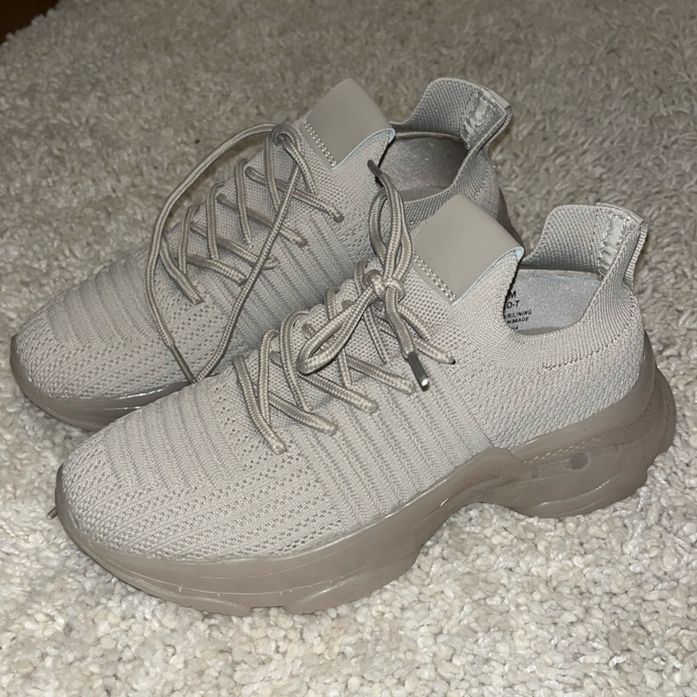 Cushionaire Tan Sneakers